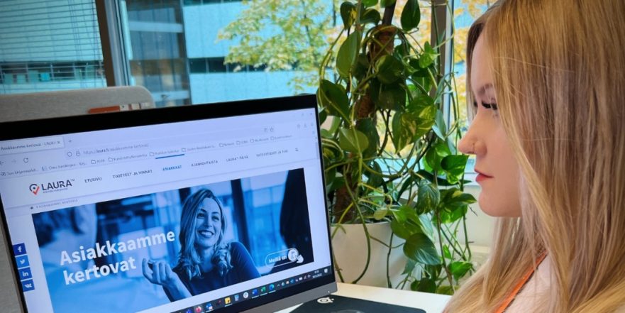 Ohjelmistokehittäjä Marike, vaaleahiuksinen nuori nainen, katsomassa LAURA.fi verkkosivujen etusivua sivuprofiilista. Marike toimii LAURA Rekrytointi Oy:llä ohjelmistokehittäjänä.