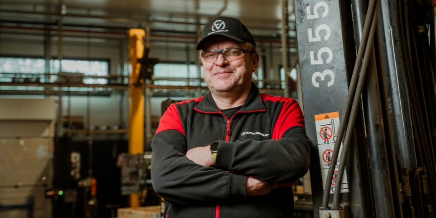 Valmistavassa teollisuudessa rekrytointiprosessin kehittäminen jää helposti kaiken muun jalkoihin. Tutustu, miten EFM Group siirtyi hajanaisista käytännöistä selkeään rekrytoinnin malliin, joka jättää aikaa muuhun päivittäiseen tekemiseen.