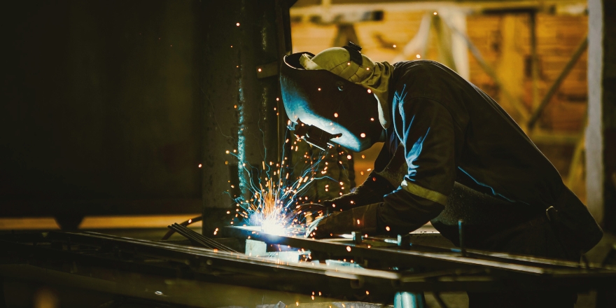 Valmistavassa teollisuudessa rekrytointiprosessin kehittäminen jää helposti kaiken muun jalkoihin. Tutustu, miten EFM Group siirtyi hajanaisista käytännöistä selkeään rekrytoinnin malliin, joka jättää aikaa muuhun päivittäiseen tekemiseen.