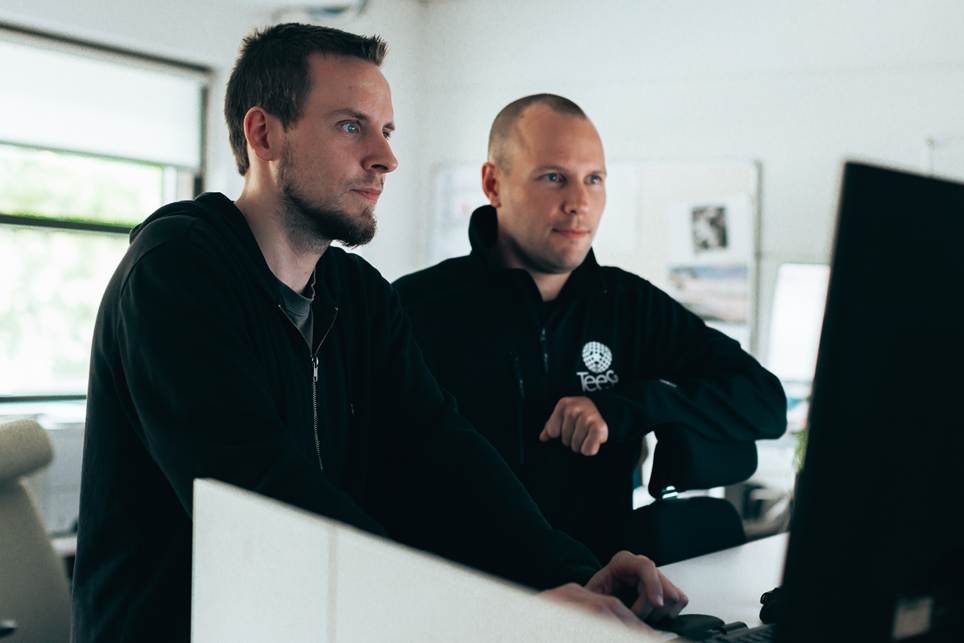 Kuva, joka sisältää kohteen henkilö, sisä-, vaate, tietokone
Tekoälyllä luotu sisältö voi olla virheellistä.