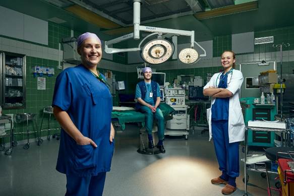 Kuva, joka sisältää kohteen vaate, henkilö, sisä-, mies

Tekoälyllä luotu sisältö voi olla virheellistä.