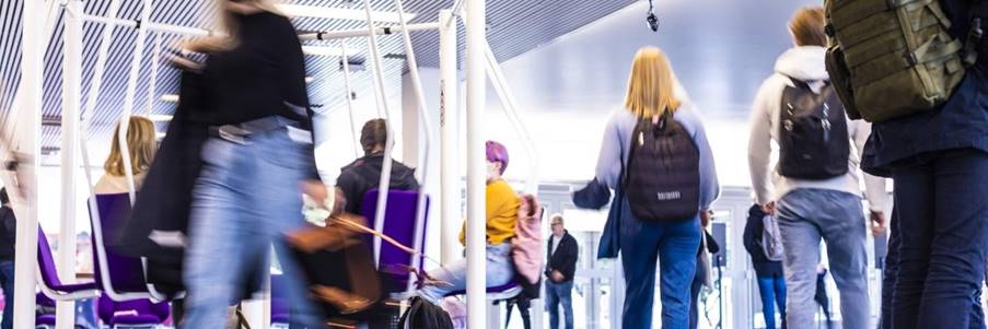 A group of people in a room

AI-generated content may be incorrect.