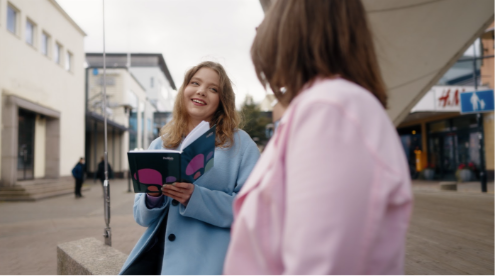 Kuva, joka sisältää kohteen vaate, henkilö, piha-, rakennus Kuvaus luotu automaattisesti