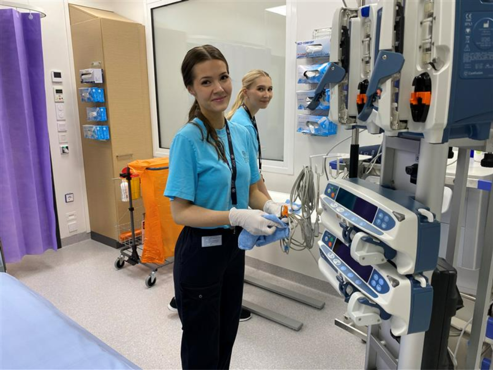 Kuva, joka sisältää kohteen vaate, sisä-, henkilö, Lääketieteelliset välineet 
Kuvaus luotu automaattisesti