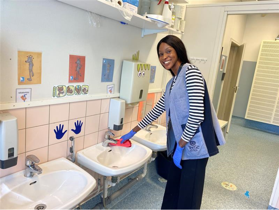 Kuva, joka sisältää kohteen henkilö, vaate, takki, farkut 
Kuvaus luotu automaattisesti