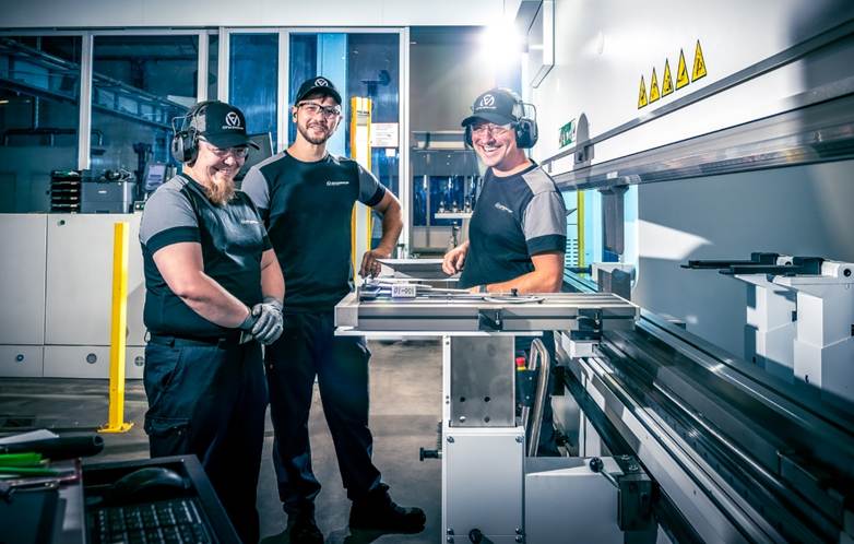 Kuva, joka sisältää kohteen vaate, henkilö, sisä-, kone

Tekoälyllä luotu sisältö voi olla virheellistä.