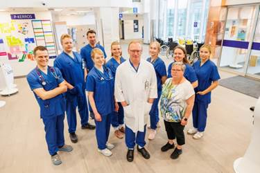 Kuva, joka sisältää kohteen vaate, henkilö, sisä-, hymy

Tekoälyllä luotu sisältö voi olla virheellistä.